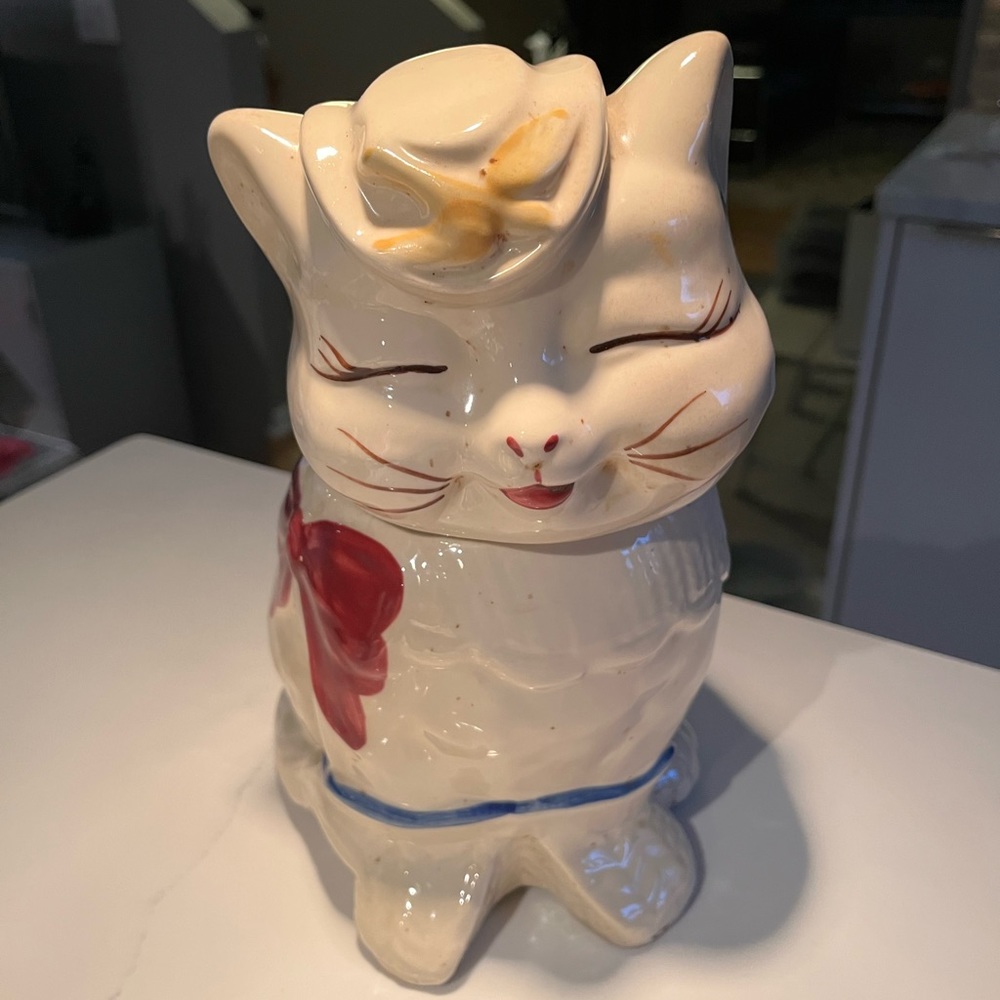 Vintage 1940’s Shawnee puss n boots collector cookie jar.